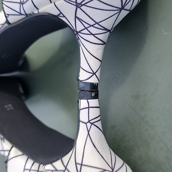 Shoes of Prey Black and white geometric design Ankle Strap Sandals Size 37 - Picture 9 of 9